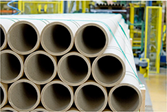 Gestapelte große Papprohre