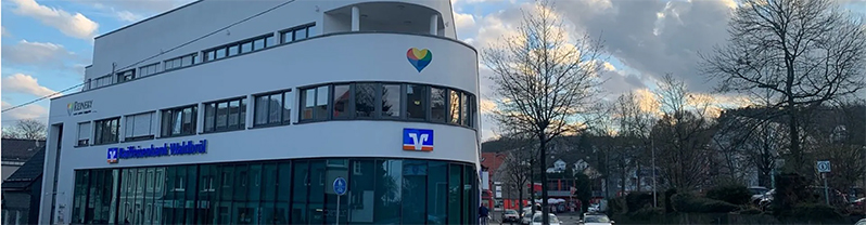 Modernes Geschäftsgebäude mit dem Logo der Raiffeisenbank