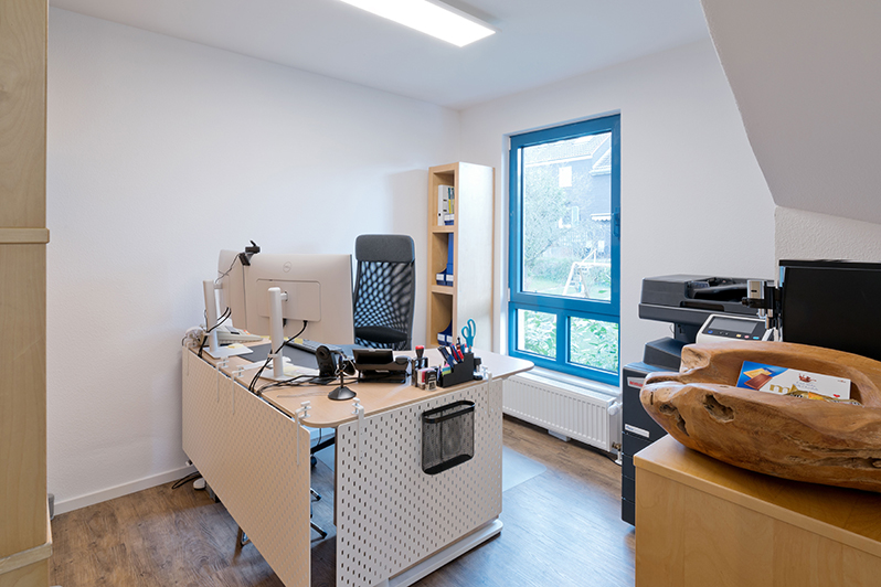 Heller Büroarbeitsplatz am Fenster