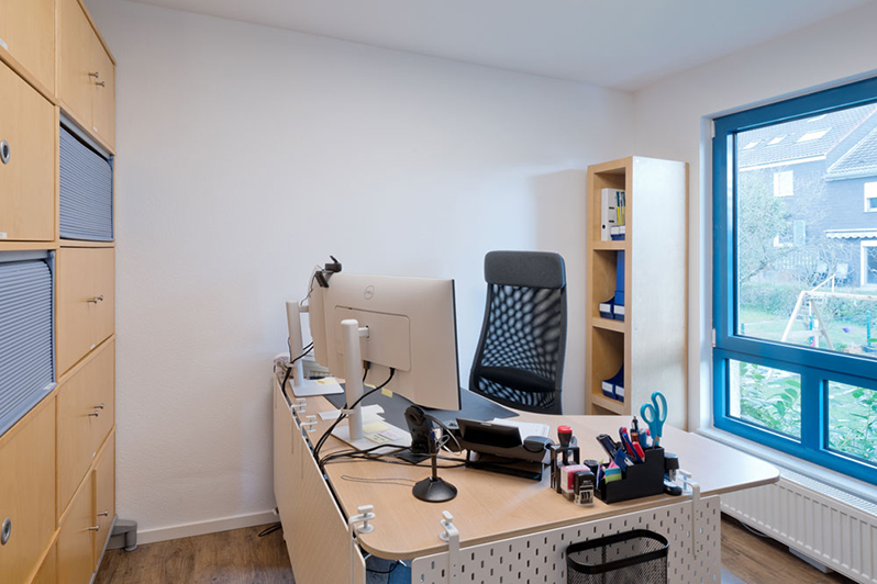 Schreibtisch mit Monitoren & Stuhl