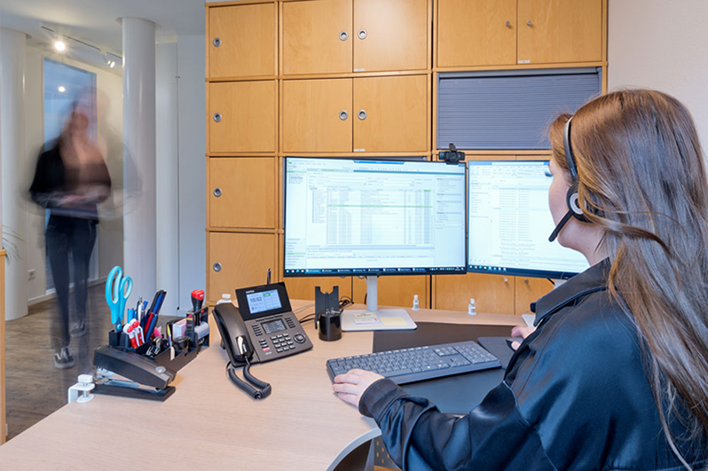 Frau am PC; Kollegin im Hintergrund