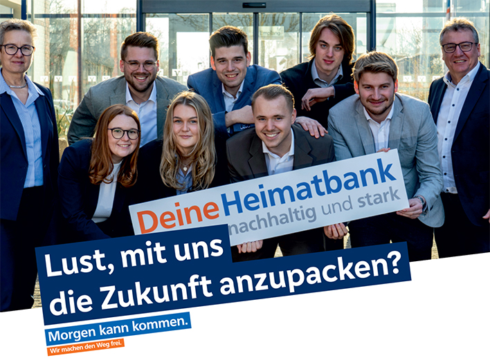 Lust, mit uns die Zukunft anzupacken? Morgen kann kommen. Wir machen den Weg frei. -Jetzt für den Start in 2025 bewerben!- Glückliche Geschäftsleute mit Daumen hoch