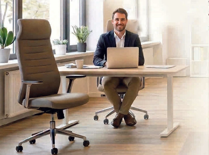 Ein Mann arbeitet am Laptop