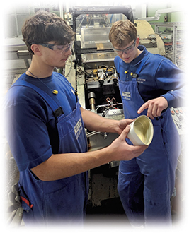 Zwei junge Mechaniker