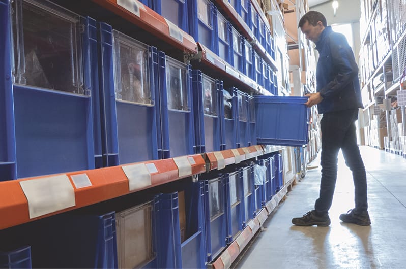 Der Mann zieht einen Schrank aus dem Lager