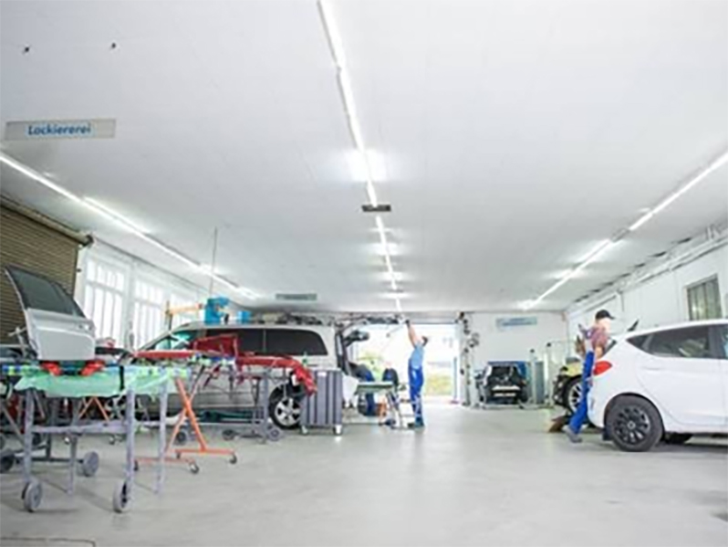 Garage mit zwei Mechanikern