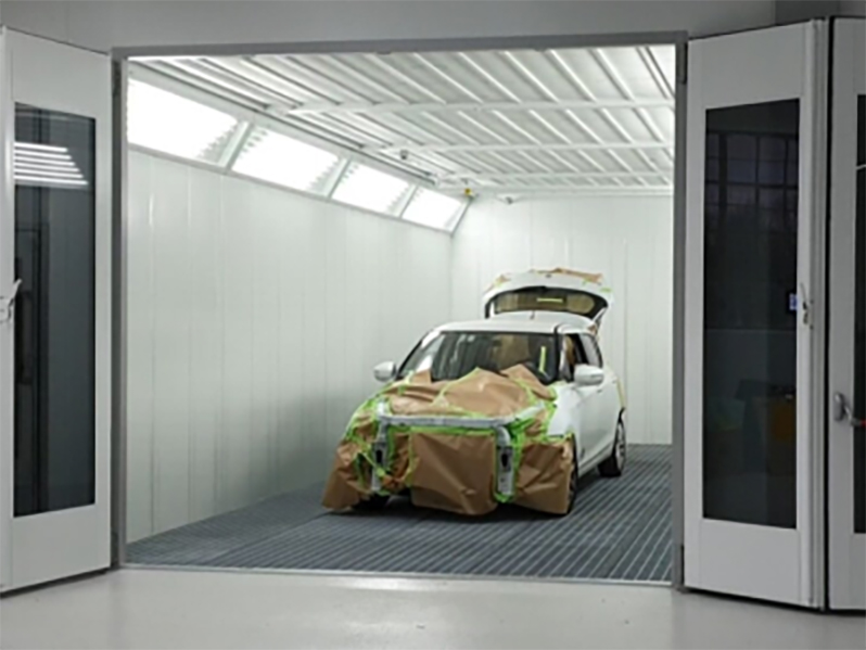 Ein Auto ist an der Front mit Papier abgedeckt