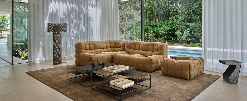 Blick auf ein Zimmer mit einem senfgelben Sofa