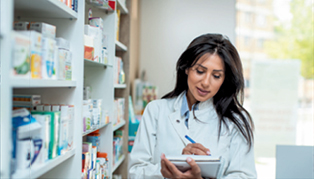 Eine Frau in Weiß macht sich Notizen in einer Mappe