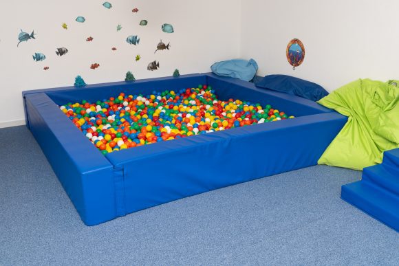 Viele bunte Kugeln in einem blauen Rechteck