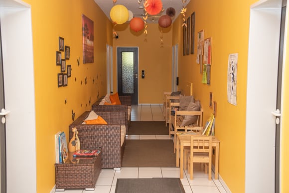 Ein Zimmer in Gelbtönen mit kleinen Stühlen