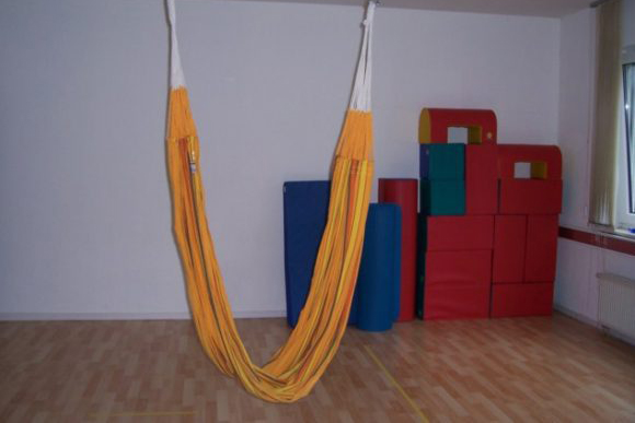 Orangefarbenem Schlingentrainer
