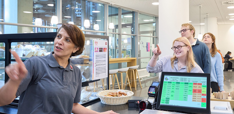 Kantine: Personal bedient Studierende an Kasse