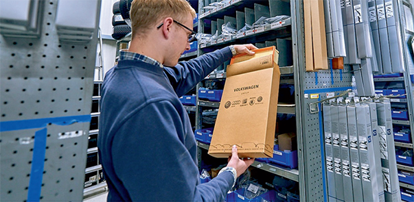 Ein Mitarbeiter überprüft ein Produkt in seiner Hand