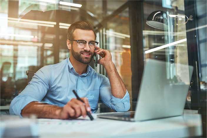 Ein Mann im Telefongespräch