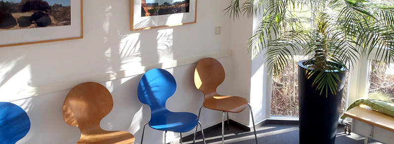 Sitzgelegenheiten im Wartezimmer