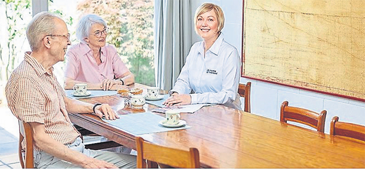 Ältere Menschen und Krankenschwestern