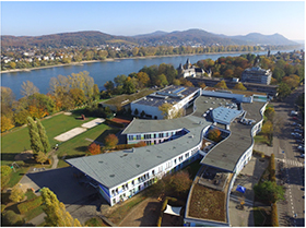 Ein moderner Gebäudekomplex liegt neben einem Fluss.