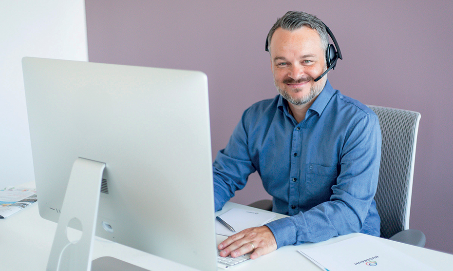 Lächelnder Mann mit Headset