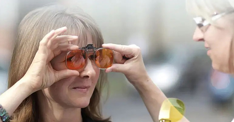 Frau mit orange Brille