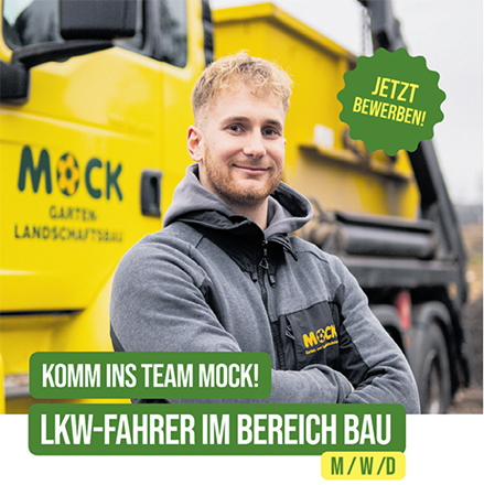 Ein Mann steht da und hat die Arme verschränkt