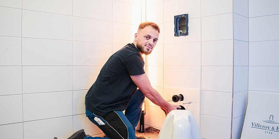 Ein Mann, der ein Gerät installiert