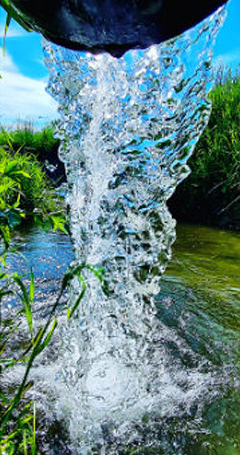 Wasserauslass in der Natur