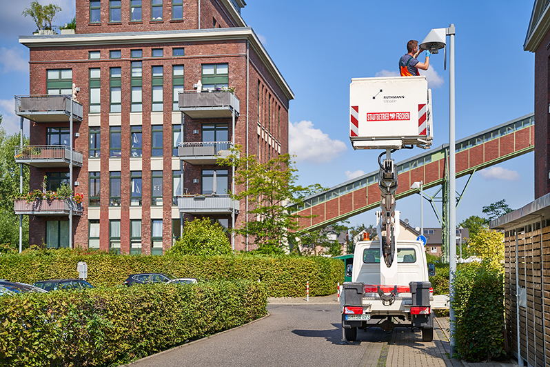 Die Gesamtansicht zeigt einen Handwerker, der eine Lampe repariert.