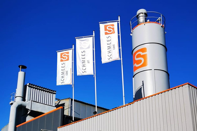 Drei Firmenfahnen neben einem Industrie