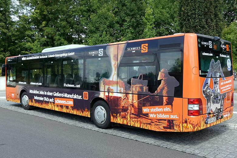 Ein Bus mit Gießerei-Werbung