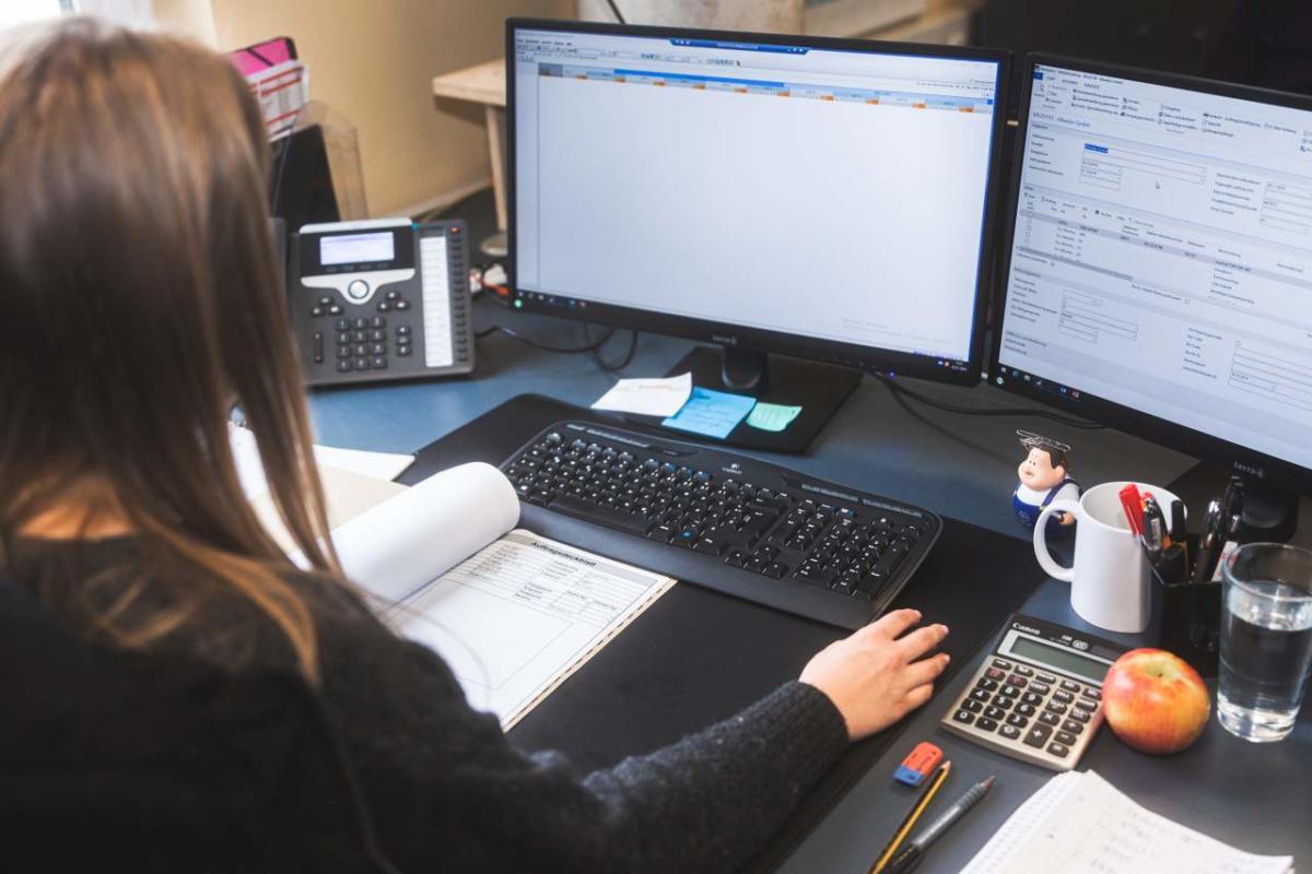Frau arbeitet am Büro-Schreibtisch