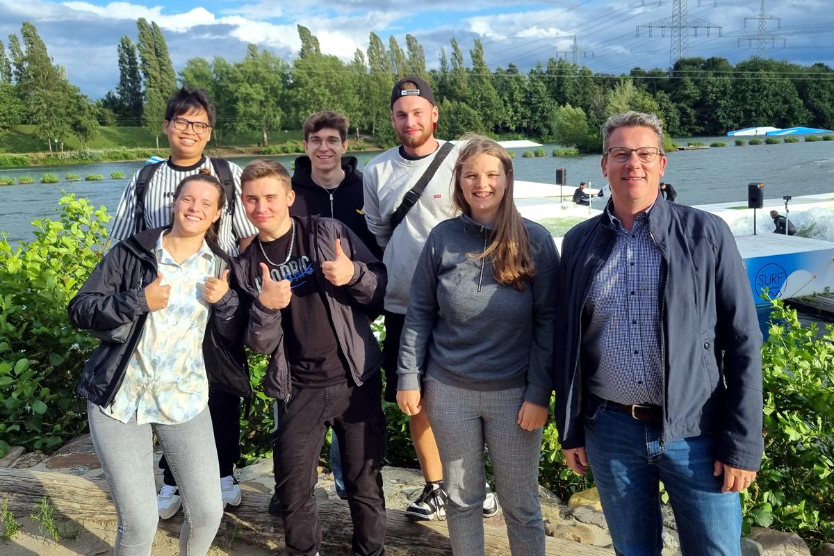 Eine Gruppe von Mitarbeitern im Freien
