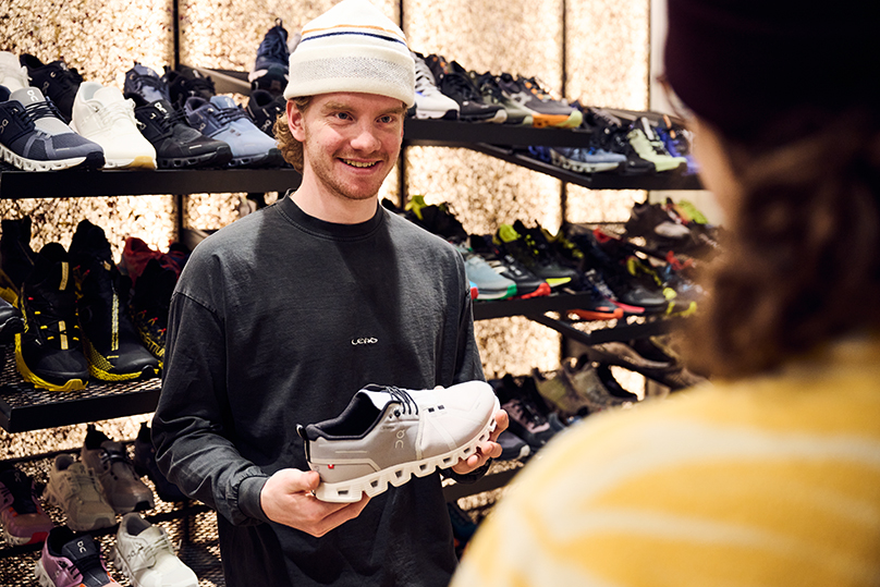 Mann zeigt Sportschuh