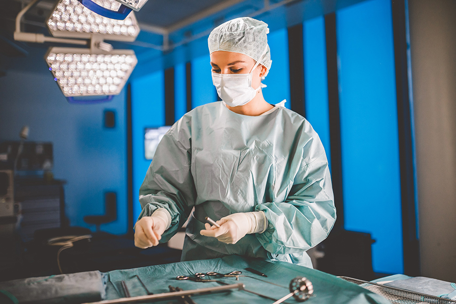 Eine Ärztin in OP-Kleidung im Operationssaal