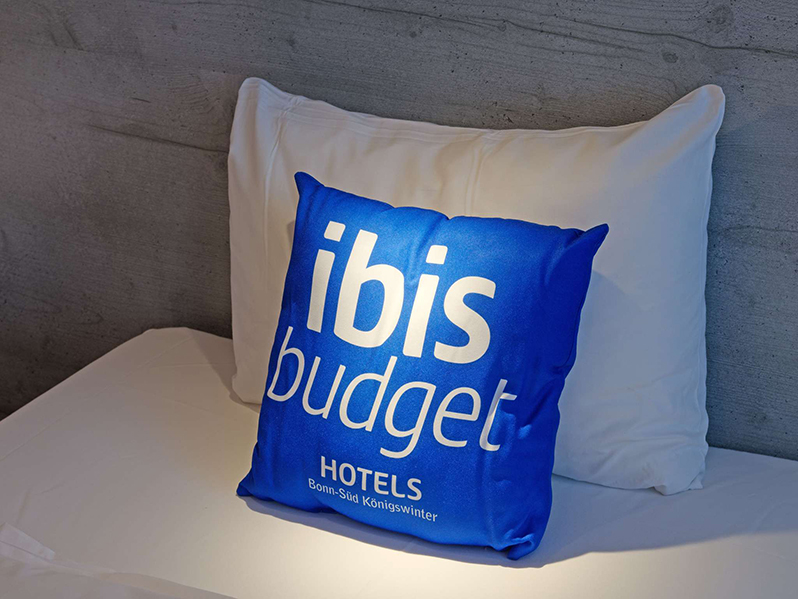 Kissen mit dem Logo von Ibis Budget