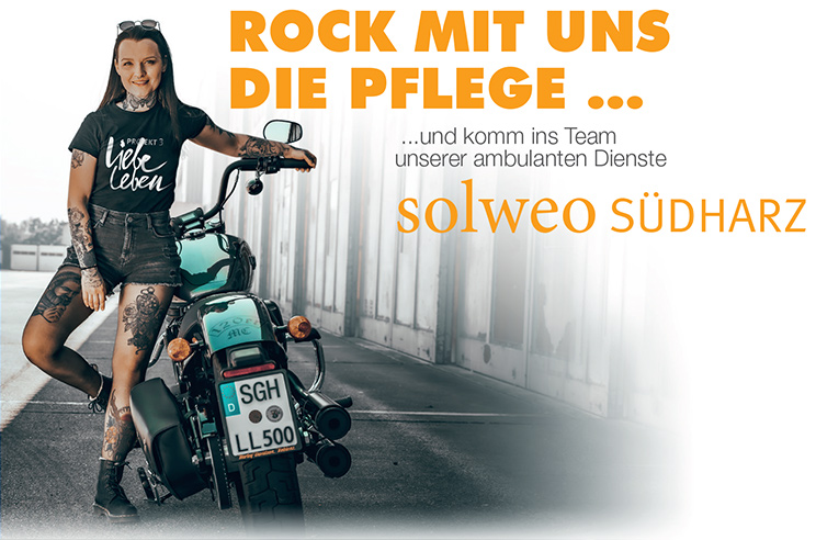 Eine Frau steht neben einem Motorrad