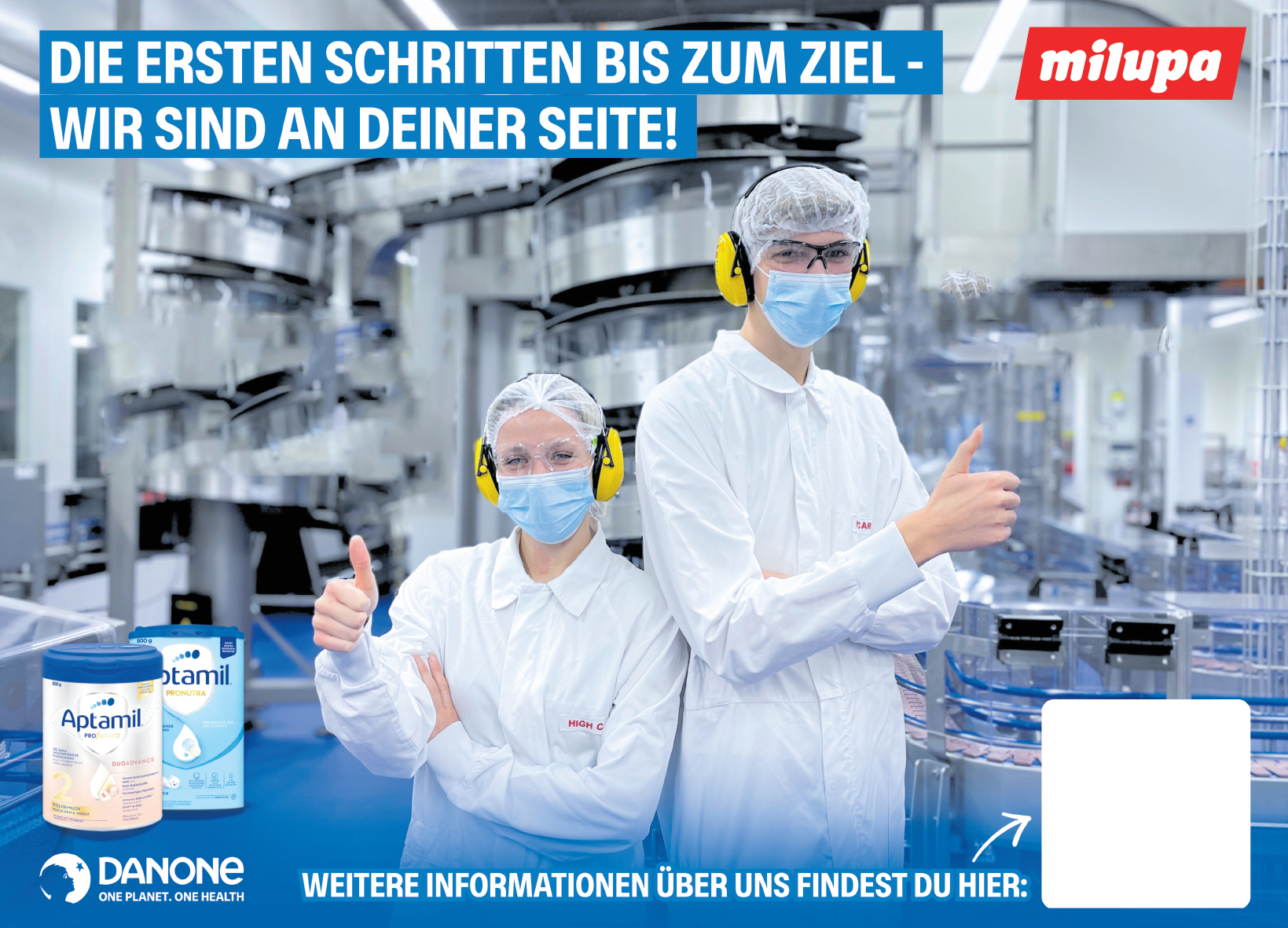 Zwei Personen in weißer Schutzkleidung