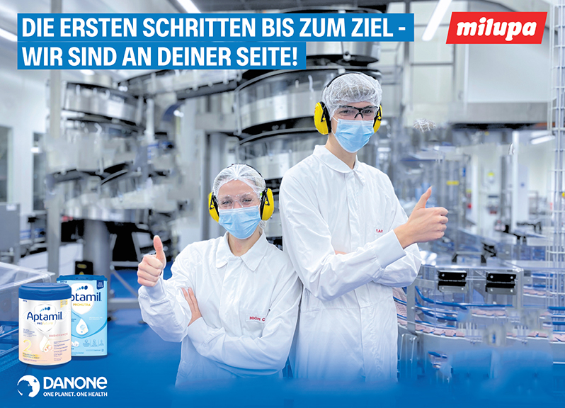 RES-Zwei Personen in weißer Schutzkleidung