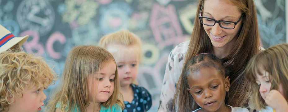 Eine Frau und die Kinder