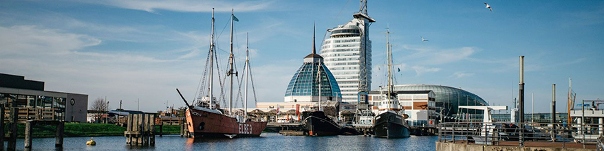 Hafen von Bremerhaven mit Schiffen und Skyline