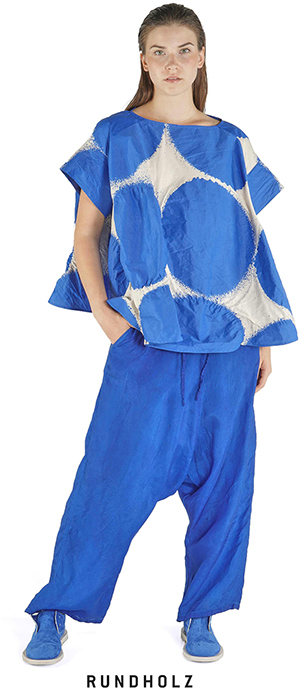 RUNDHOLZ - Model in blauem Outfit