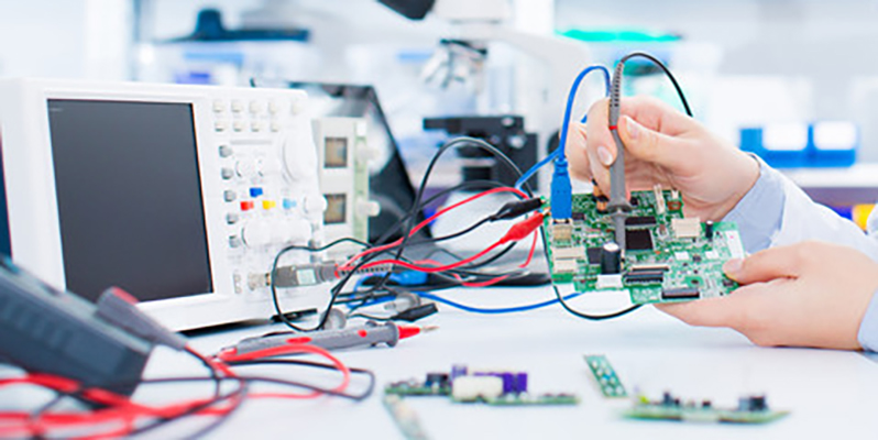 Elektronische Bauteilprüfung im Labor