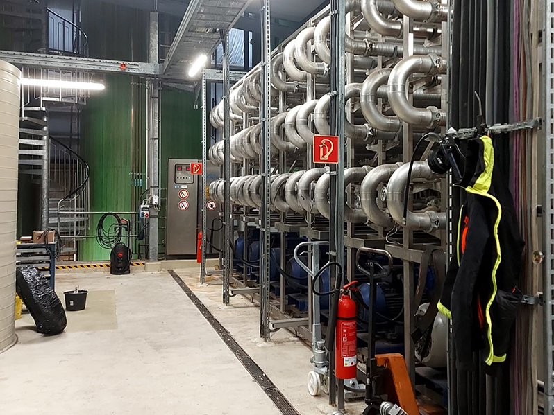 Innenansicht einer Industrieanlage mit vielen Rohren