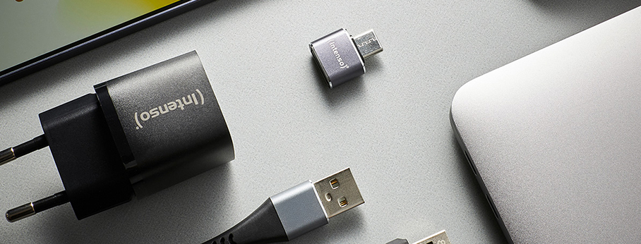 Ladegeräte und Adapter liegen auf einem Tisch.