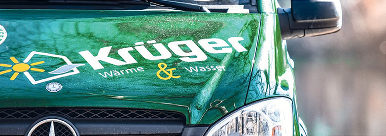Grünes Firmenfahrzeug Krüger Wärme & Wasser