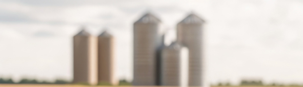 Unschärfe von Silos auf einem landwirtschaftlichen Feld.