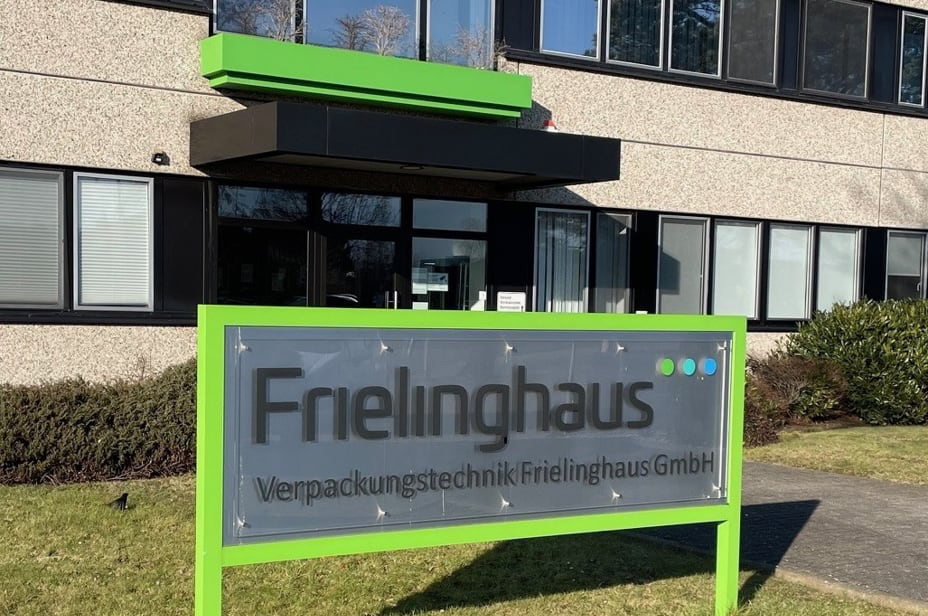Firmenschild der Verpackungstechnik Frielinghaus GmbH vor einem Bürogebäude