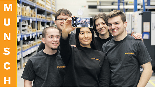 Team-Selfie im Lager