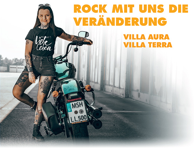 Eine Frau steht neben einem Motorrad - Rock mit uns die Veränderung Villa Aura Villa Terra