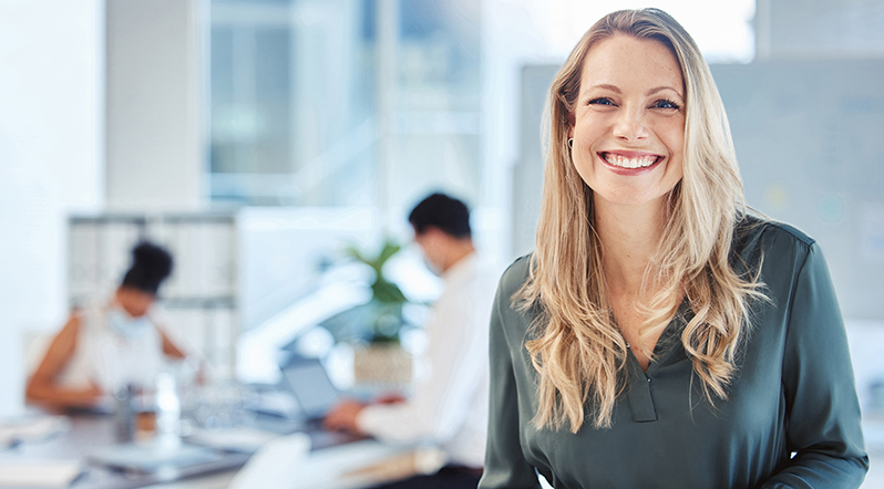 Lächelnte blonde Frau im modernen Büro